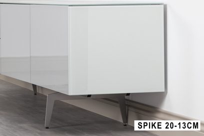 Hvid lakeret TV-møbel med metalben, skydedør, 20-13 cm høj ifølge brochuren