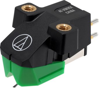 Sort Audio-Technica AT-VM95E pickup med diamantnål og grøn spids i trekvartsvinkel