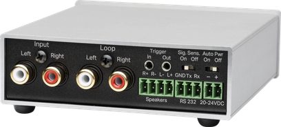 Vysokofidelitní výkonový zesilovač Pro-Ject Amp Box S3 CI stříbrný, zadní pohled, konektory RCA, zelené svorky, obdélníkový kryt