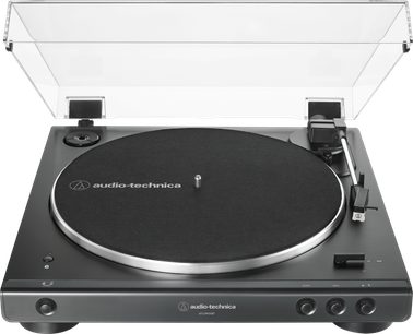 Sort Audio Technica AT-LP60XBT pladespiller set forfra, gennemsigtigt låg slået op, sølvfarvet tallerken og tonearm