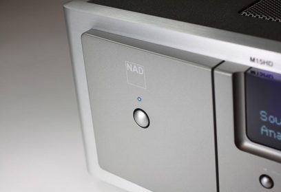 NAD M15 HD2 surround-forstærker set forfra, børstet aluminiumsfront, lysende blå knap, OLED-display
