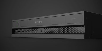 Integra 8500DSP-forsterker svart i rackformat, enkel front med metallgitter, sett i trekvart vinkel