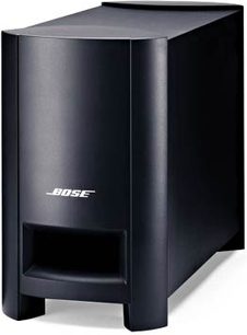 Caja acústica de graves negra brillante rectangular vertical Bose con logotipo blanco en la parte frontal, vista en tres cuartos