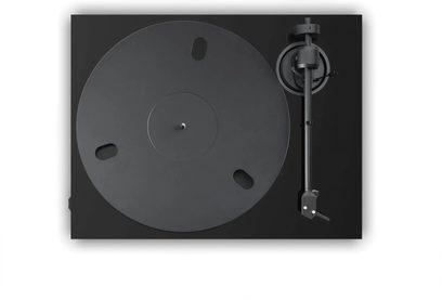 Must Pro-Ject E1.2 vinüülplaadimängija, pealtvaates, suure ümmarguse vaagnaga ja toonarmiga paremal