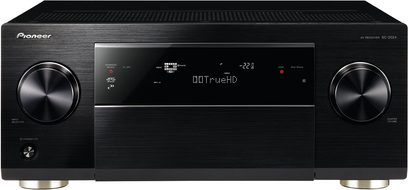 Pioneer SC-2024-K sort home cinema-forstærker set forfra, blåt display, sølvfarvede knapper, hovedtelefon- og mikrofonstik