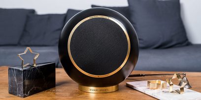 Elipson Planet L 80-års jubilæumshøjttaler i sort og guld, set forfra, med sort marmorsokkel og forgyldte detaljer