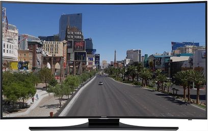 Samsung UE55H6800 fladskærms-tv, der viser et skråt, ovenfra-perspektiv af en travl gade i New York på en solrig dag