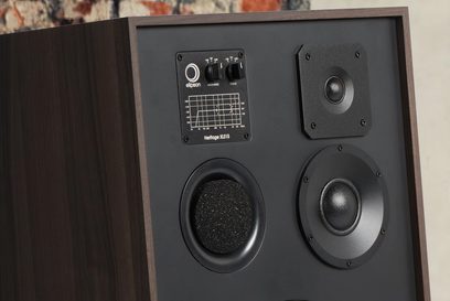 Sloupcový reproduktor Elipson Heritage XLS 15 v černé barvě, pohled zepředu, s viditelnými reproduktory, výškovým reproduktorem a ovládacími prvky