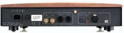 Consonance Reference DSD 1.1 valnødde audio DAC-konverter, frontvisning, sort front med forgyldte stik og sølvfarvede knapper