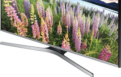 Samsung UE43JU5500 TV set forfra, der viser lilla og rosa lupiner mod en grøn vegetationsbaggrund