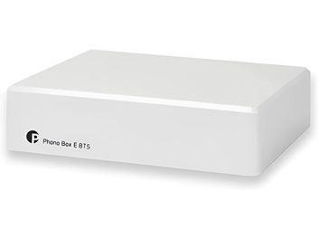 Pro-Ject Phono Box E BT5 hvid phono-forforstærker, rektangulært hvidt kabinet, set forfra, "Pro-Ject"-logo nederst til venstre