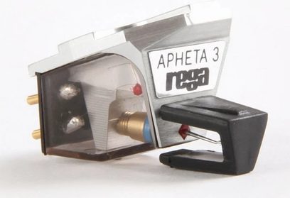 Картридж для вінілових програвачів Rega Apheta 3, вигляд у перспективі, спереду та справа, на друкованій картонній підставці