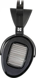 Sluchátka Hifiman Arya s otevřenou konstrukcí, pohled zepředu, černý perforovaný oválný náušník, stříbrný vnitřní gril, černý oblouk