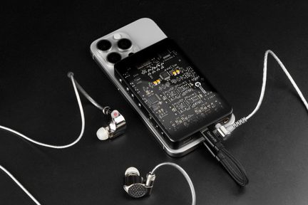 Amplificator DAC portabil Questyle negru cu panou frontal transparent pe iPhone argintiu, cu căști intraauriculare metalice