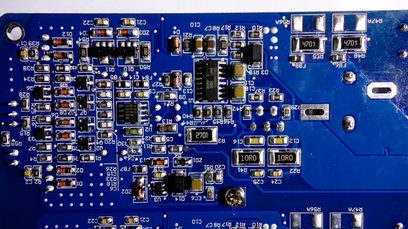 Blå printplade fra en Nuprime MCX-3 effektforstærker med mange lodede elektroniske komponenter