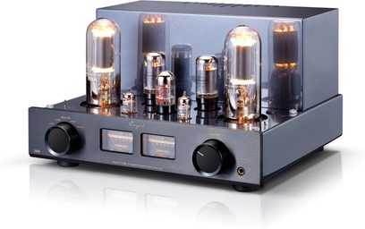 Tretrekks forfra av Cayin Jazz 100 svart integrert rørforsterker, sort børstet metallchassis med gjennomsiktig bakdeksel, flere opplyste glassrør, doble bakbelyste analoge VU-metre og to store dreieknapper på fronten