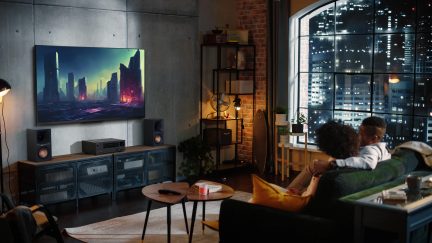 Formatos de audio inmersivo: Admite tanto Dolby Atmos como DTS:X, lo que permite una experiencia de sonido tridimensional. El receptor puede procesar estos formatos en una configuración 3.1.2 y también ofrece la tecnología Dolby Atmos Height Virtualizer, que crea efectos envolventes y de altura virtuales sin necesidad de altavoces adicionales.