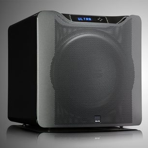 SVS SB16-Ultra subwoofer i sort lak, set forfra, sort perforeret gitter, blåt LED-display med "Ultra", kubisk form