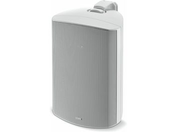 Focal 100 OD8 witte buitenluidspreker, mat plastic behuizing met convexe, geperforeerde metalen grille en bovenste bevestigingsbeugel, driekwarts voorzijde
