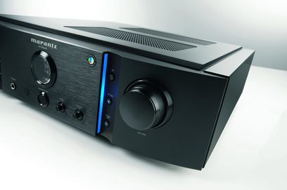 Marantz PM-KI pearl sort hi-fi stereoforstærker, set forfra i let nedadgående vinkel, med blå knapper og justeringsdrejeknap