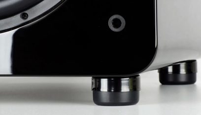 Schwarze, lackierte SVS SoundPath-Schwingungsdämpfer, Nahaufnahme von unten mit Gummifüßen