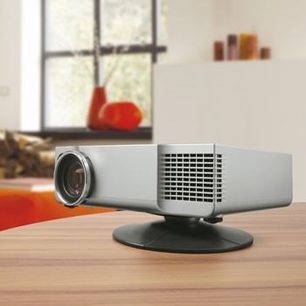 Vogel's EPT6525 loftophængt beslag til videoprojektor, i grå metal, med ventilationsgitter, på sort drejeligt stativ