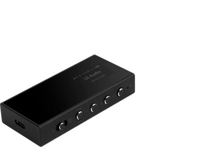 Bærbar lydkonverter Questyle M18i sort, kabinet med LE Audio-skærm, sideknapper og USB-C-port