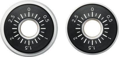 To sorte og sølvfarvede metalringe med hvide markeringer fra 0 til 2,5 omkring et centralt hul, set forfra, tilbehør til Audio Technica AT-LPA2 hi-fi pladespiller.
