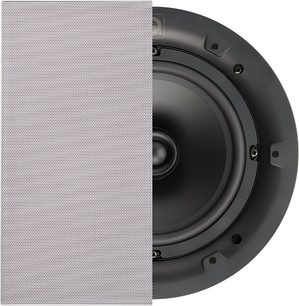 Q Acoustics Qi65S į lubas įmontuojama kolonėlė, vaizdas iš priekio, balta apdaila, perforuotas metalinis groteles dengia kairę pusę, dešinėje pusėje matomas juodas garsiakalbis su matomais tvirtinimo varžtais
