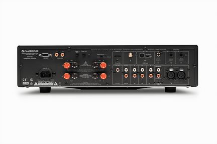 Fekete erősítő hátsó nézet, RCA, XLR, HDMI, USB csatlakozókkal, piros és fekete hangszóró csatolókkal, tápegység csatlakozóval