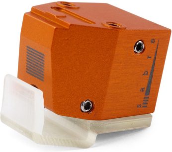 Phonozelle Vertere Acoustics Sabre in Dreiviertelansicht, Gehäuse aus matt orange eloxiertem Aluminium mit zwei Gewindeeinsätzen auf der Oberseite, schwarzes vertikales „sabre“-Logo an der rechten Flanke, feine Front-Rillen, sichtbare Chromschrauben und transparenter Nadelschutz an der Basis