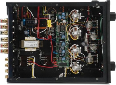 Ampli hi-fi stéréo PrimaLuna DiaLogue Two noir, vue intérieure composants électroniques tubes lampes câbles circuits imprimés