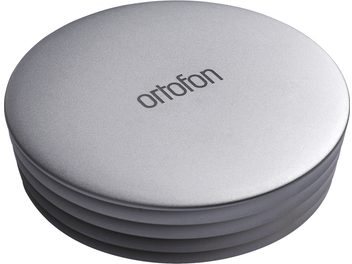 Прес-диск для проігрового верстата Ortofon Record stabilizer сріблястого кольору, вид під кутом, гладка верхня поверхня, рифлені боки