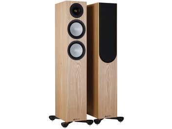 Monitor Audio Silver 200 7G tammipuiset lattiamallin kaiuttimet vaaleassa puunsävyssä, etupaneeli kaiutinelementteineen, kuvattu edestä