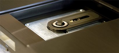 Musical Fidelity A1 CD-afspiller i børstet metal med åben skuffe, knap og jackstik i nærbillede