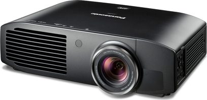 Panasonic PT-AT6000 sort videoprojektor, centreret objektiv, ventilationsriste, knapper på toppen, tilslutningsmuligheder på bagsiden