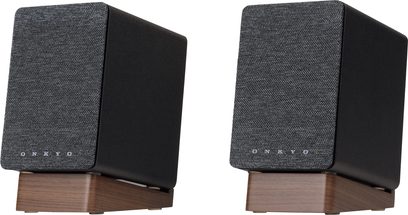 Onkyo GX-10DB siyah kablosuz bağlantılı hoparlörler, ön görünüm, gri kumaş ızgaralı ve ahşap tabanlı siyah dikdörtgen kasalar