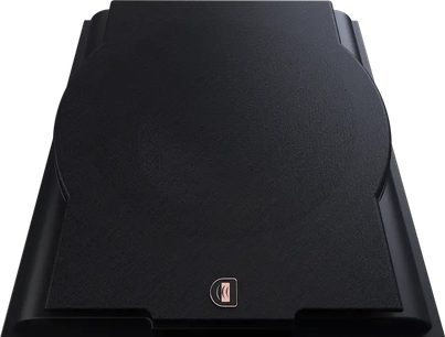 Perlisten R12s Subwoofer, Draufsicht, schwarze strukturierte Oberfläche, Logo unten, rechteckige Form mit abgerundeten Ecken