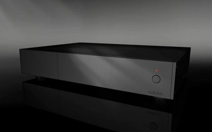 Čierny hi-fi zosilňovač Audiolab s minimalistickým dizajnom, hladkým čelným panelom s tlačidlom napájania a červenou LED kontrolkou, zobrazený v trojštvrťovom uhle