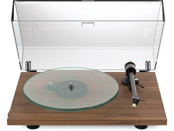 Hi-fi pladespiller Pro-Ject T2 W valnød med gennemsigtig glaspladetallerken, sort tonearm, træbund i valnødfinish, opklappeligt støvlåg
