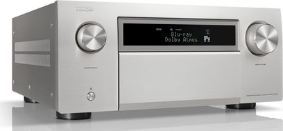 Amplificatore home cinema Denon AVC-A10H argento, vista di tre quarti, frontale con schermo nero, pulsanti circolari argentati