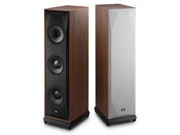 Altavoz de suelo Mofi Electronics SourcePoint 888 nogal, vista frontal con y sin rejilla, caja de madera y frontal negro