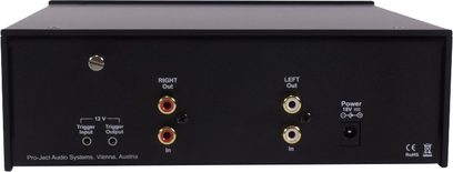 Pro-Ject Phono Box DS2 sølvfarvet phono-forforstærker, frontpanel med venstre og højre RCA-stik, tænd/sluk-kontakt og strømindikator-LED