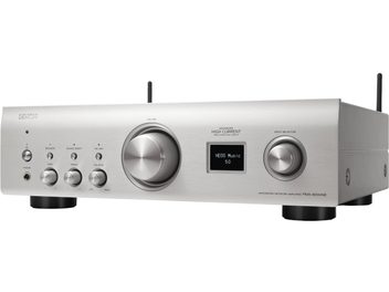Denon PMA-900HNE ‑stereohifi-vahvistin, hopea, harjattu alumiinietupaneeli, suuri keskellä oleva äänenvoimakkuussäädin ja HEOS-näyttö