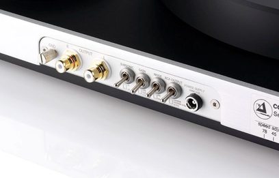 ClearAudio Concept Active Black/Silver pladespiller, bagudvendt billede af RCA-stik og strømforsyning, hastighedsvælger 33/45 omdr./min.