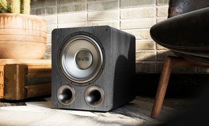 SVS PB-1000 PRO baskabin i sort ask, sort askefinér. Set forfra. Kubisk form. Centralt rundt højttalerenhed. To runde frontporte.