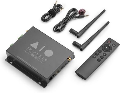 Črni stereo hi-fi ojačevalnik Triangle AIO PRO A50, daljinski upravljalnik, 2 avdio kabla, 2 Wi-Fi anteni, pogled od zgoraj na beli podlagi