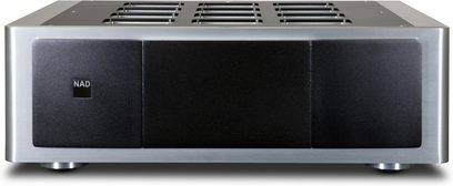 Чорний багатоканальний підсилювач потужності NAD M28, вигляд спереду, три вертикальні вентиляційні решітки на передній панелі