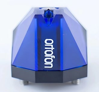 Ortofon 2M Blue Verso platin hücresi vinil, ön görünüm, şeffaf mavi gövde, ön tarafında beyaz "Ortofon" yazısı