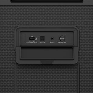 Primo piano vista posteriore dell’altoparlante bluetooth portatile Sony ULT Tower 9 nero, corpo in plastica opaca con ampia griglia metallica testurizzata e pannello di connettività con porta USB, ingresso ottico, presa audio jack e pulsante Battery Care